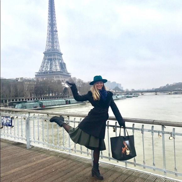 Meet your Posher, Nicole - Picture 3 of 5